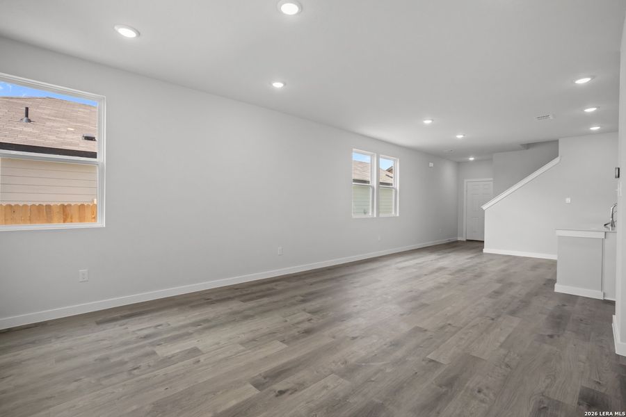 Spacious, unfurnished interior of a new home in Mesa Vista, San Antonio (Image 28).