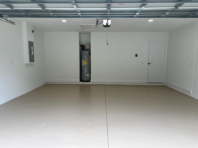 Spacious, unfurnished interior of a new home in , Citrus Springs (Image 30).