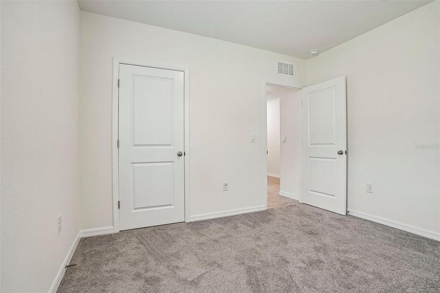 Spacious, unfurnished interior of a new home in Lake Diamond, Ocala (Image 30).