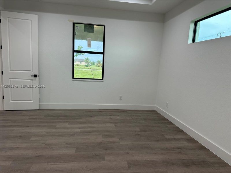 Spacious, unfurnished interior of a new home in , Cape Coral (Image 23).