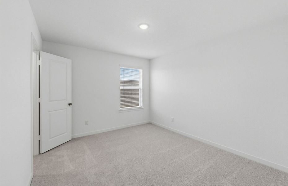 Spacious, unfurnished interior of a new home in Sunfield, Buda (Image 14).
