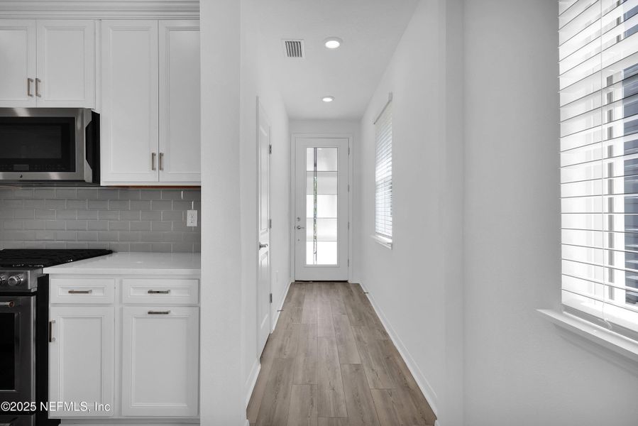 Spacious, unfurnished interior of a new home in Murray Farms, Middleburg (Image 16).