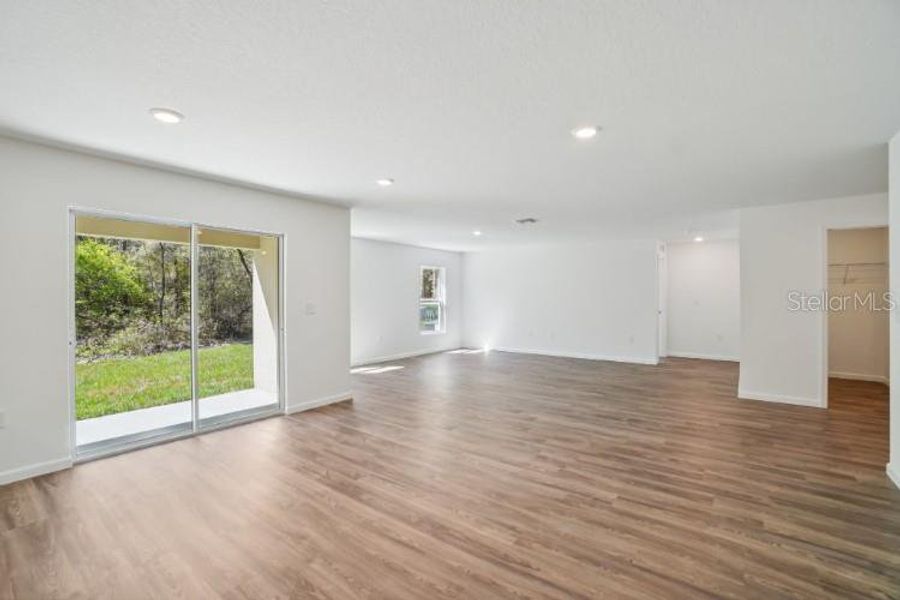 Spacious, unfurnished interior of a new home in Royal Highlands, Weeki Wachee (Image 14).