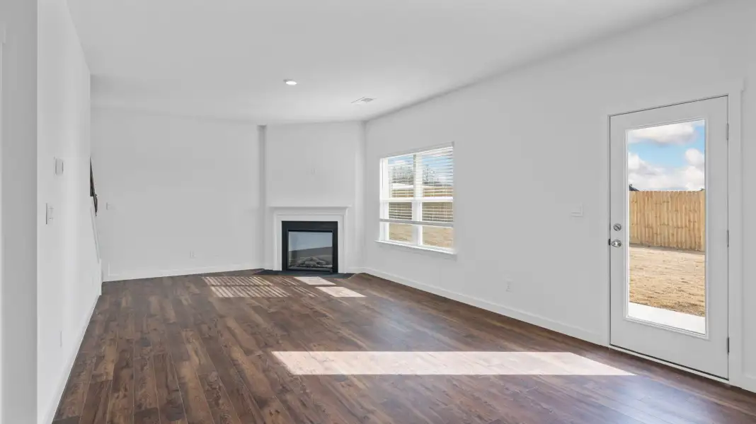 Spacious, unfurnished interior of a new home in Lone Oaks Farm, Cleveland (Image 11).