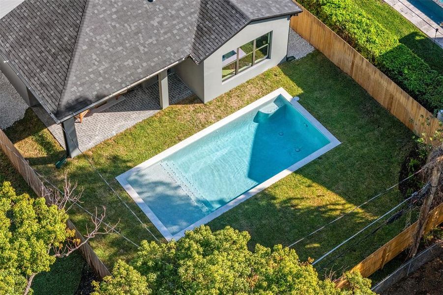 Exterior details and patio area of a home in College Park, Orlando (Image 27).