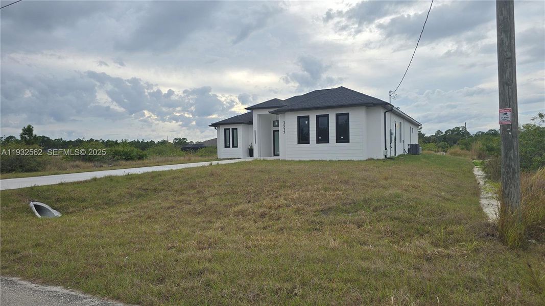 Exterior details and patio area of a home in , Lehigh Acres (Image 4).
