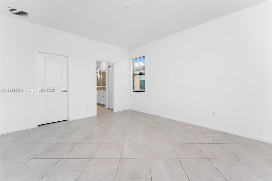 Spacious, unfurnished interior of a new home in , Port Charlotte (Image 12).