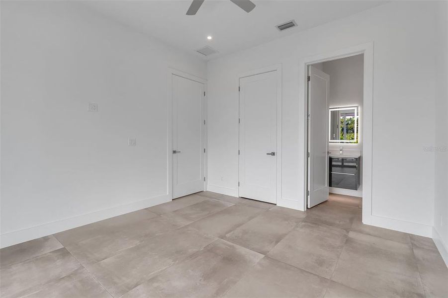 Spacious, unfurnished interior of a new home in , Sarasota (Image 18).