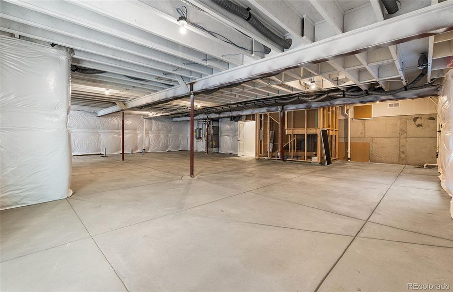 Spacious, unfurnished interior of a new home in Hilltop at Inspiration, Aurora (Image 15).