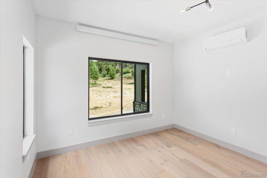 Spacious, unfurnished interior of a new home in , Salida (Image 39).