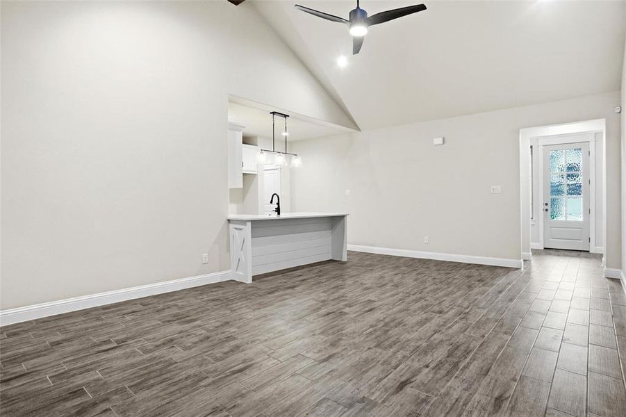 Spacious, unfurnished interior of a new home in , Weatherford (Image 7).