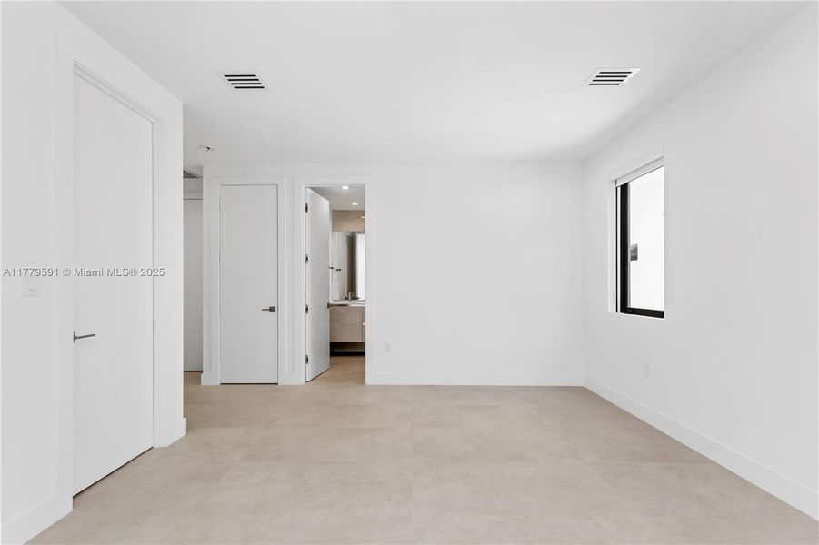 Spacious, unfurnished interior of a new home in , Miami (Image 34).