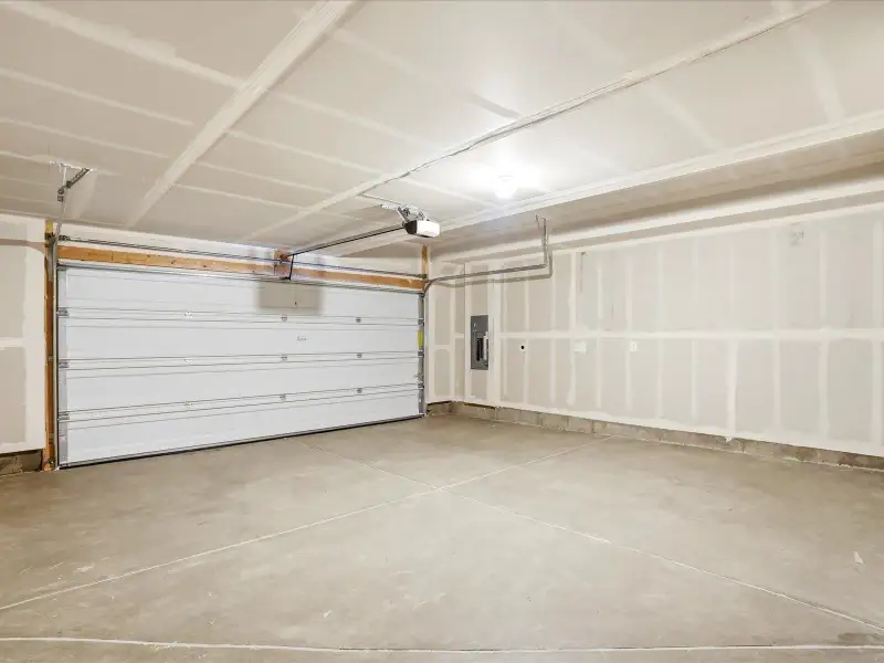 Spacious, unfurnished interior of a new home in Three Hills, Morrison (Image 24).