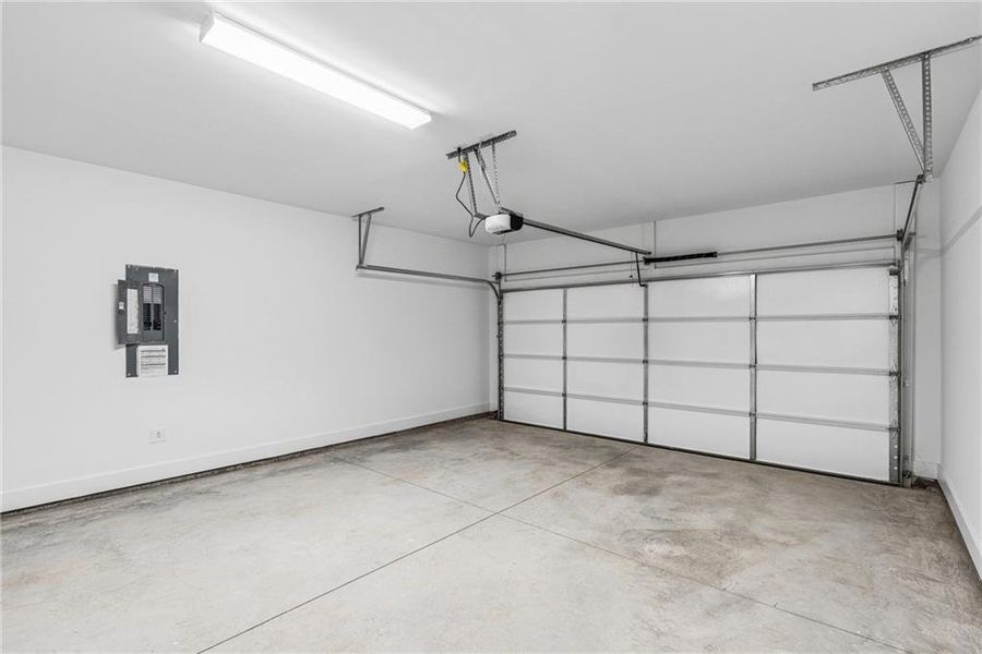 Spacious, unfurnished interior of a new home in Maple Grove at Towne Lake, Woodstock (Image 10).