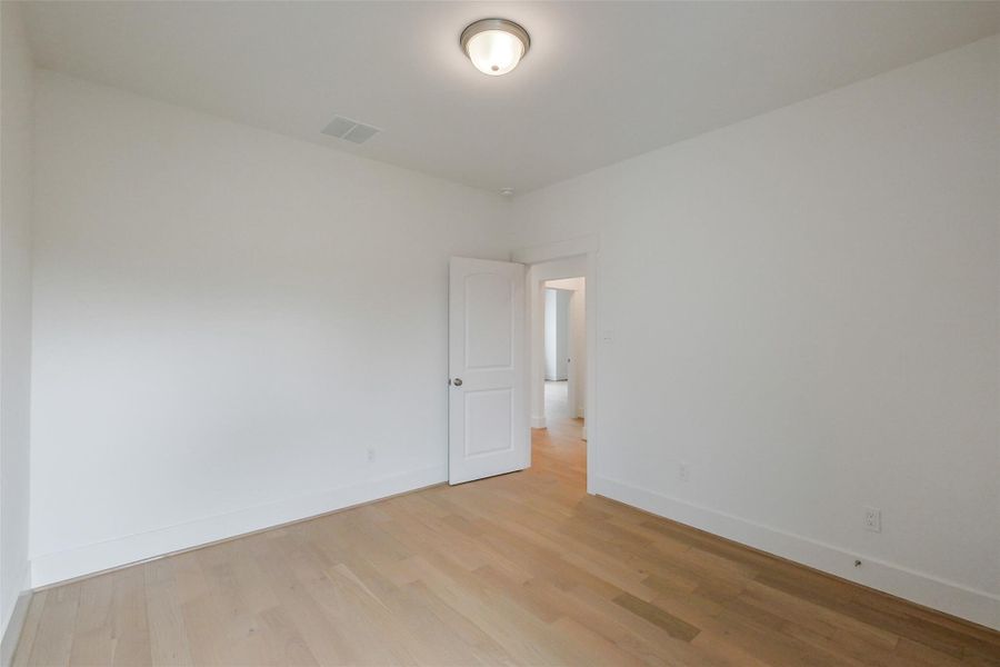 Spacious, unfurnished interior of a new home in Timbergrove Trails, Houston (Image 27).