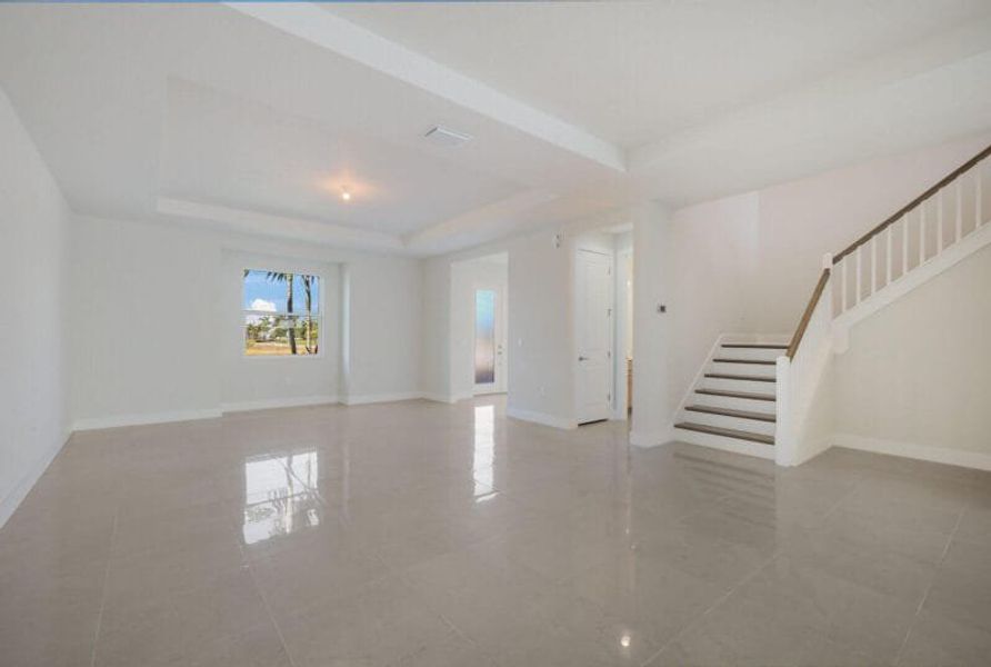 Spacious, unfurnished interior of a new home in Aqua, Bradenton (Image 8).