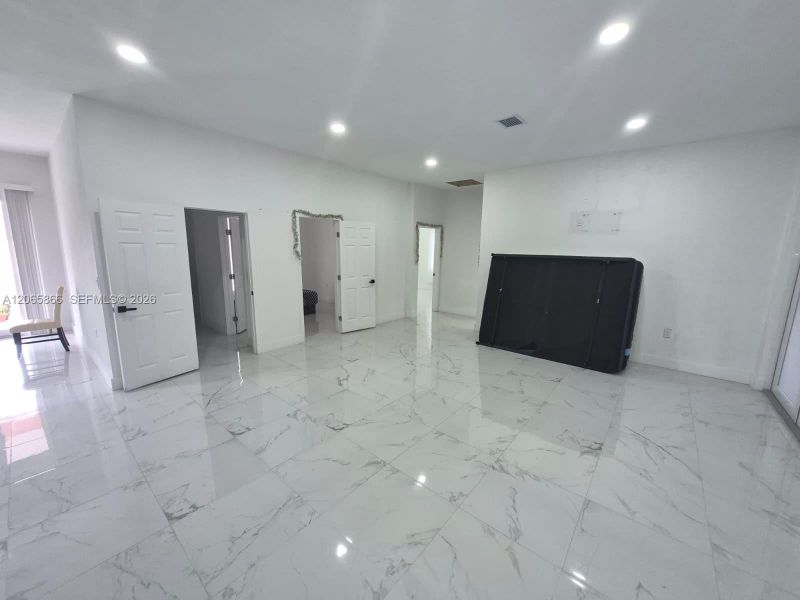 Spacious, unfurnished interior of a new home in , Clewiston (Image 22).