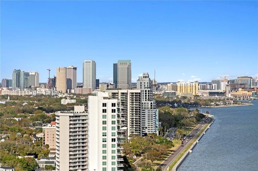 Condo located in Tampa, FL showcasing its design and architecture (Image 34).
