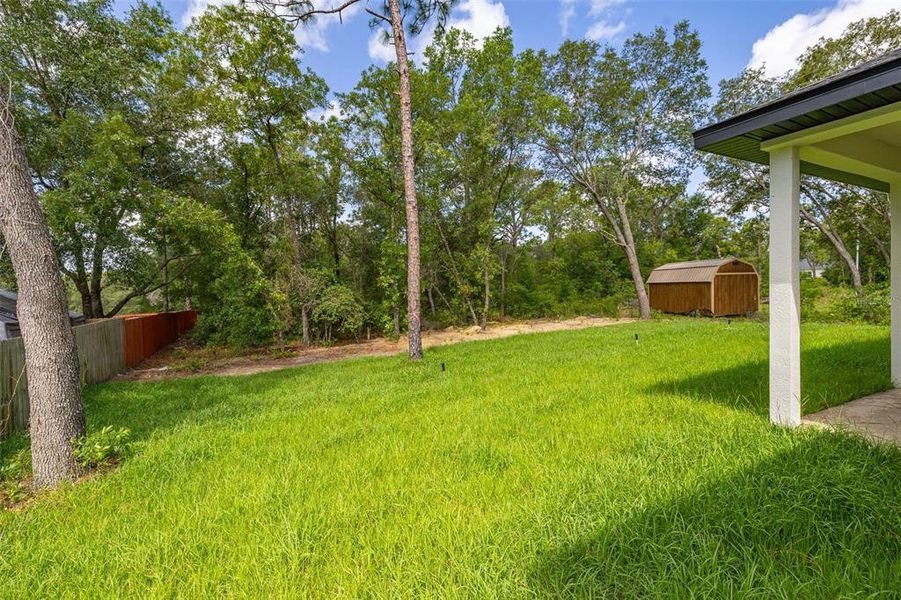 Exterior details and patio area of a home in , Dunnellon (Image 31).