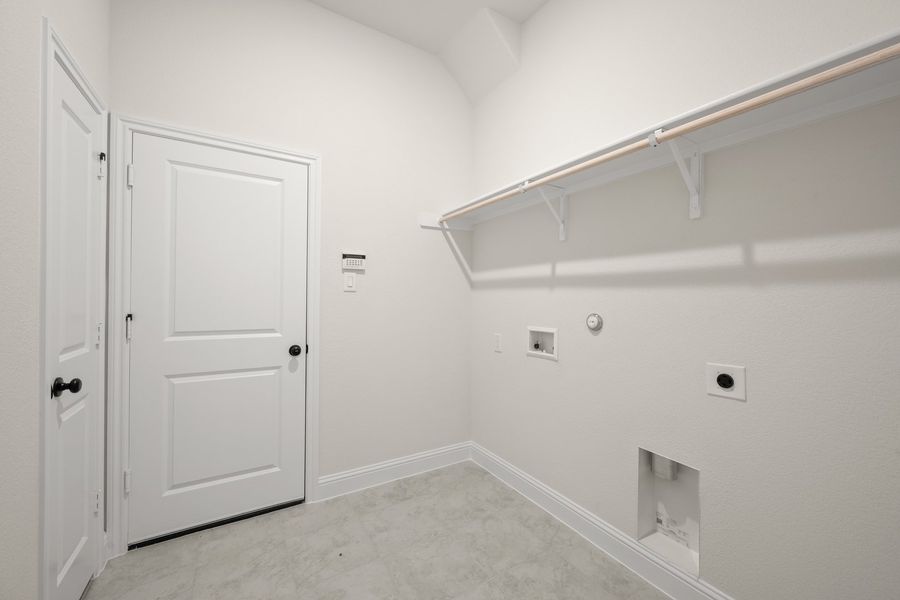 Spacious, unfurnished interior of a new home in Myrtle Creek, Waxahachie (Image 23).