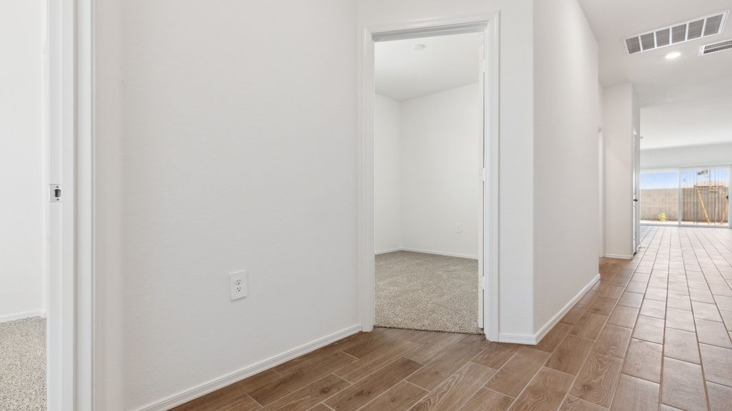 Spacious, unfurnished interior of a new home in Rio Rancho Estates, Wittmann (Image 11).