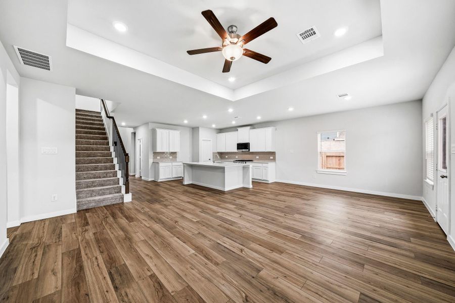 Spacious, unfurnished interior of a new home in Country Creek, Mont Belvieu (Image 12).