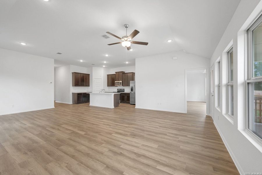 Spacious, unfurnished interior of a new home in Cinco Lakes, San Antonio (Image 26).