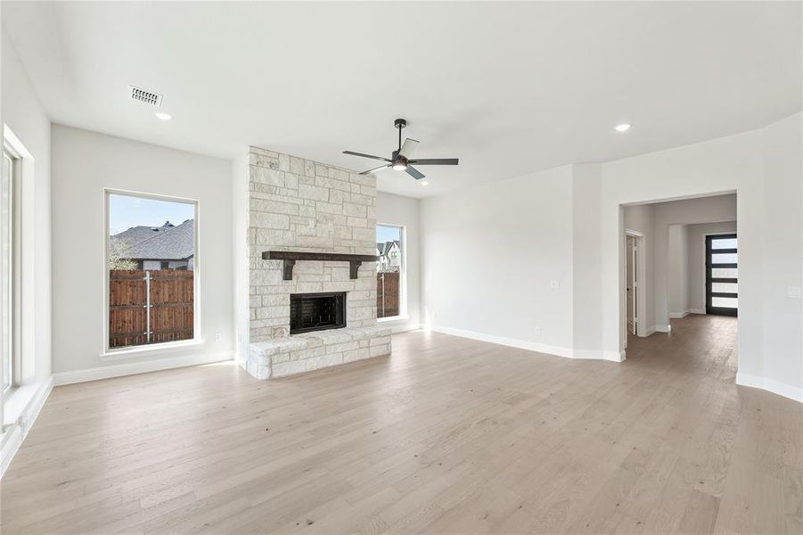 Spacious, unfurnished interior of a new home in North Grove, Waxahachie (Image 22).