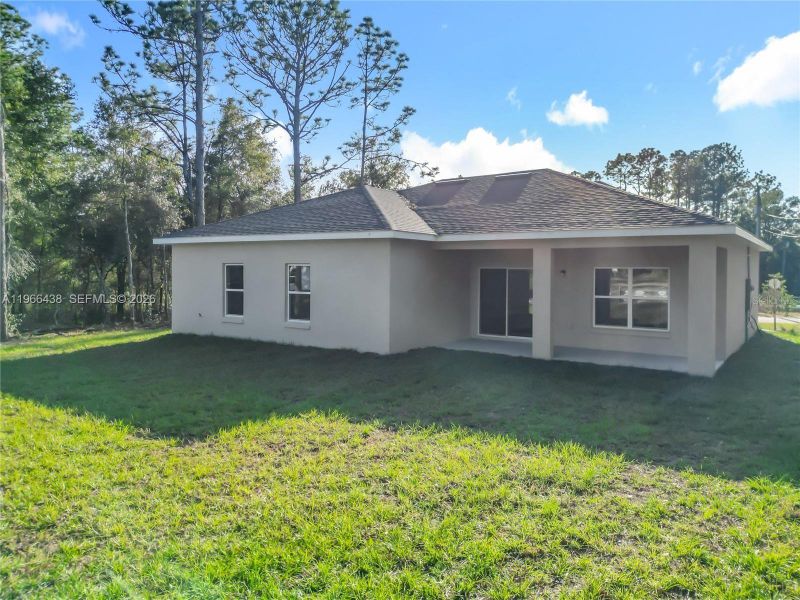Exterior details and patio area of a home in , Citrus Springs (Image 3).