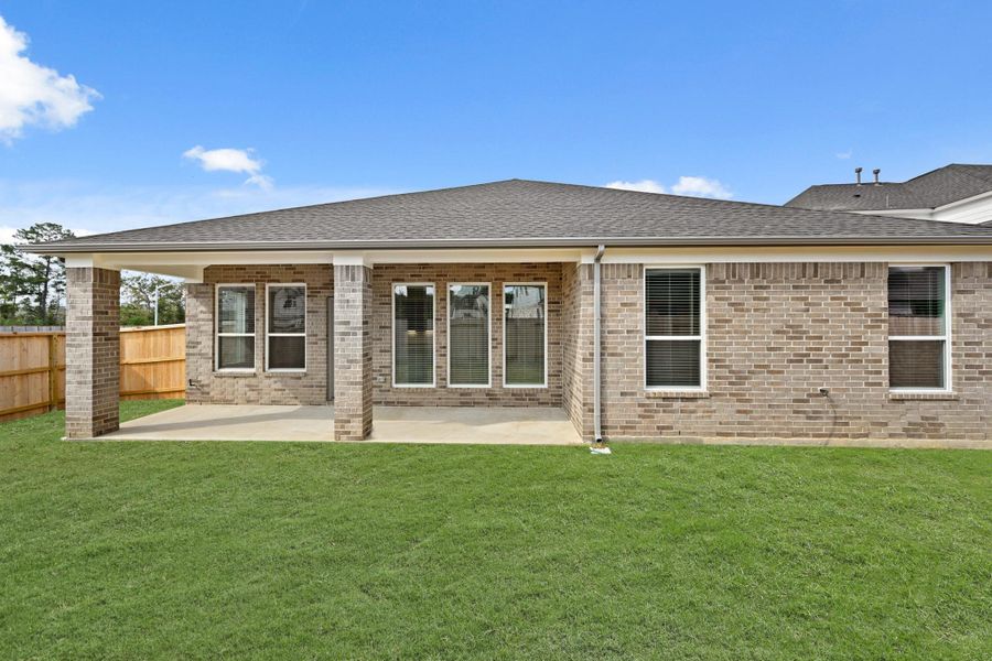 Exterior details and patio area of a home in Barton Creek Ranch, Conroe (Image 25).