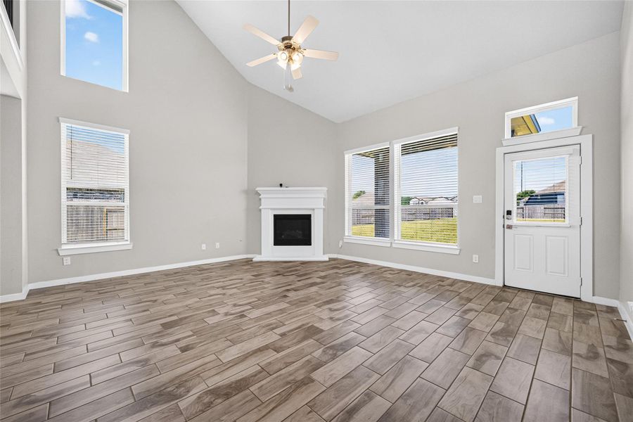 Spacious, unfurnished interior of a new home in , Mont Belvieu (Image 42).