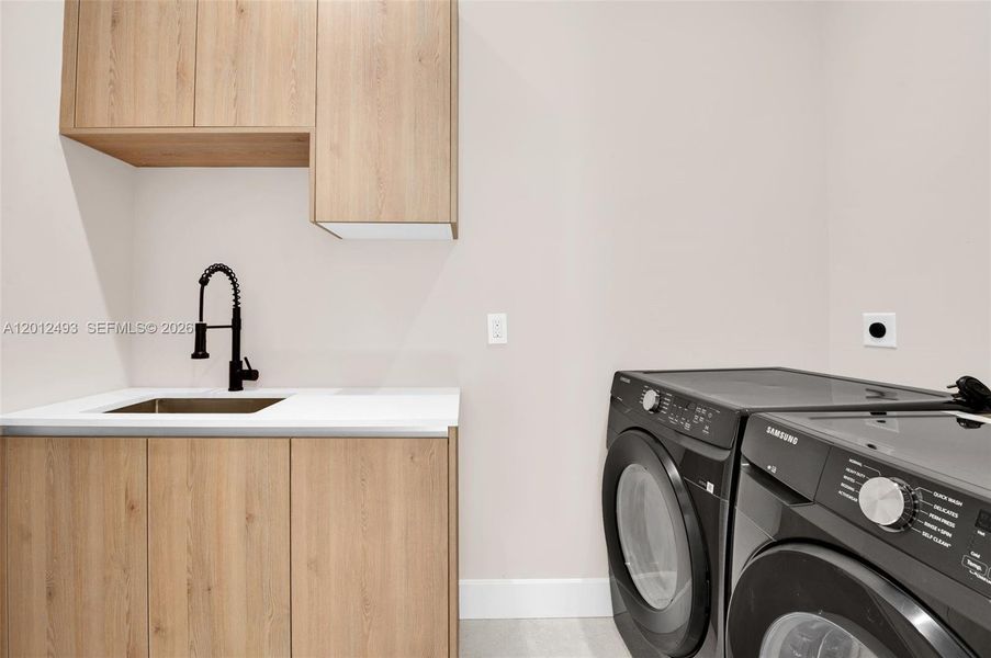 Close-up of interior finishes inside a home in , Fort Lauderdale (Image 21).