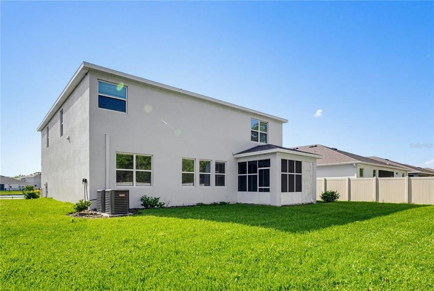 Exterior details and patio area of a home in Coddington, Bradenton (Image 25).