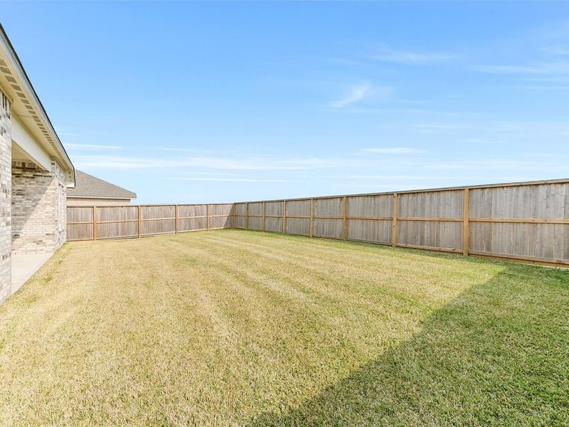 Exterior details and patio area of a home in Lago Mar, Texas City (Image 22).
