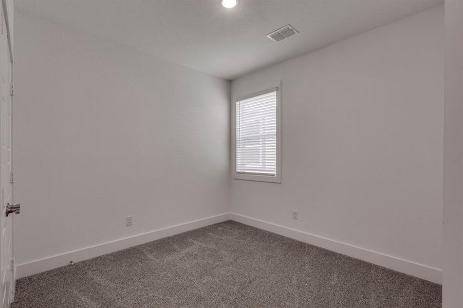 Spacious, unfurnished interior of a new home in Heritage Towne, Grand Prairie (Image 24).