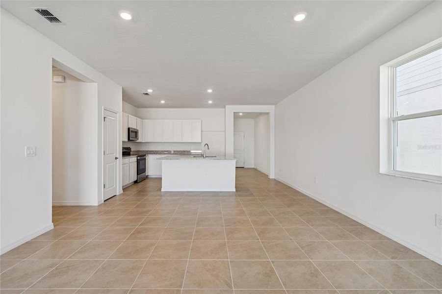 Spacious, unfurnished interior of a new home in Southpointe, Palmetto (Image 11).