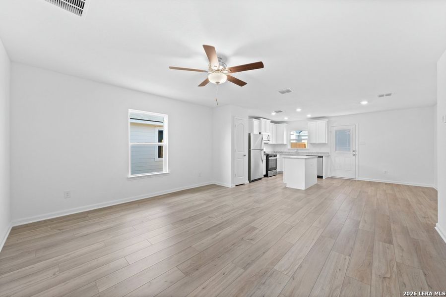 Spacious, unfurnished interior of a new home in , San Antonio (Image 8).