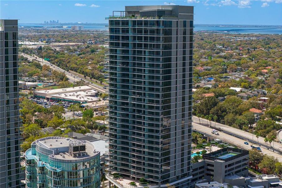 Condo located in Tampa, FL showcasing its design and architecture (Image 47).