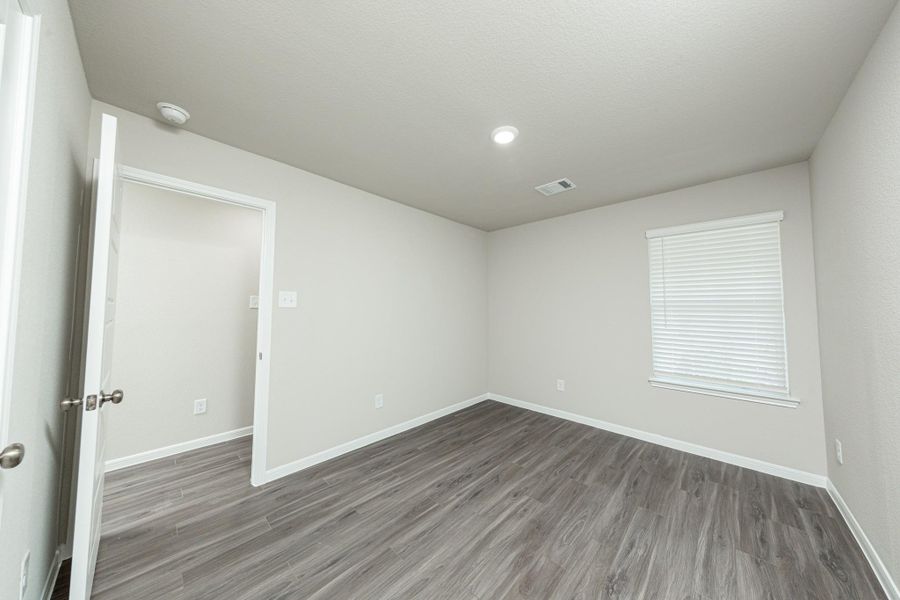 Spacious, unfurnished interior of a new home in Mackenzie Creek, Conroe (Image 14).