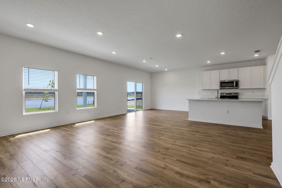 Spacious, unfurnished interior of a new home in Diamond Springs, Jacksonville (Image 31).