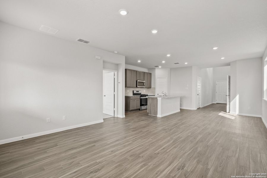 Spacious, unfurnished interior of a new home in Timber Creek, San Antonio (Image 20). Spacious, unfurnished interior of a new home in Timber Creek, San Antonio (Image 20).
