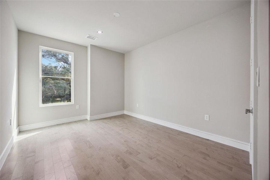 Spacious, unfurnished interior of a new home in , Houston (Image 28).