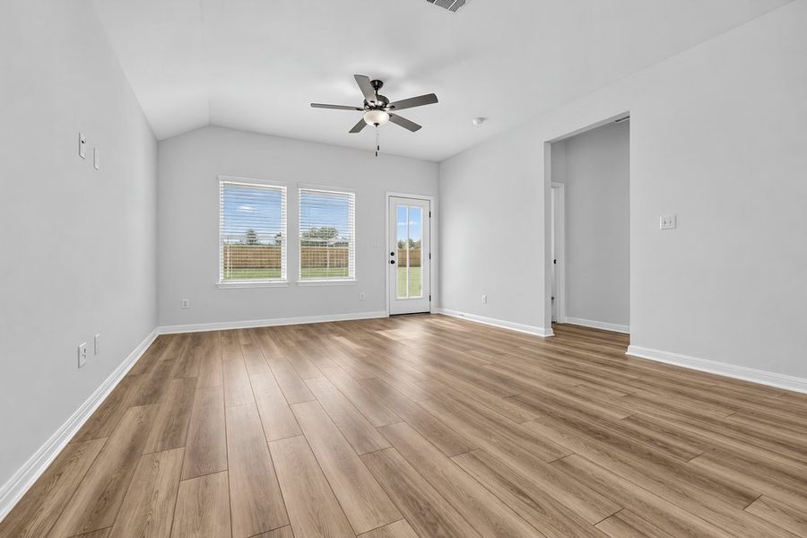 Spacious, unfurnished interior of a new home in Sunfield, Buda (Image 14).
