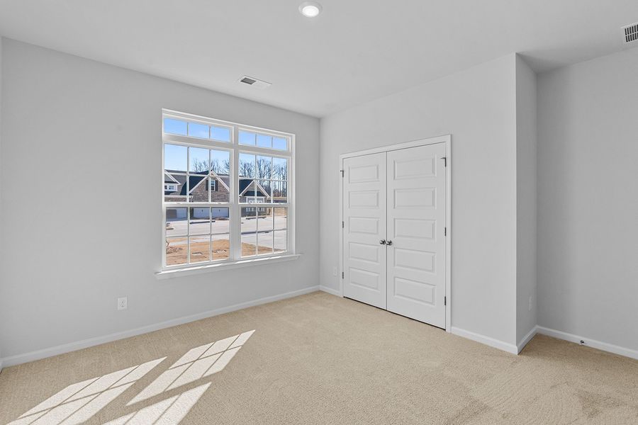 Spacious, unfurnished interior of a new home in Fieldstone, Lexington (Image 34).