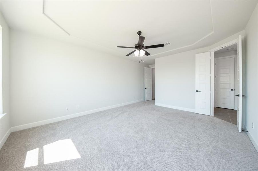 Spacious, unfurnished interior of a new home in Heath Golf and Yacht Club, Heath (Image 23).