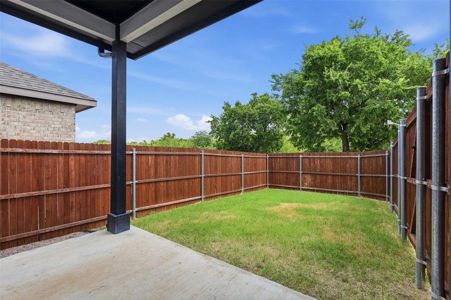Exterior details and patio area of a home in The Overlook, Fort Worth (Image 26).