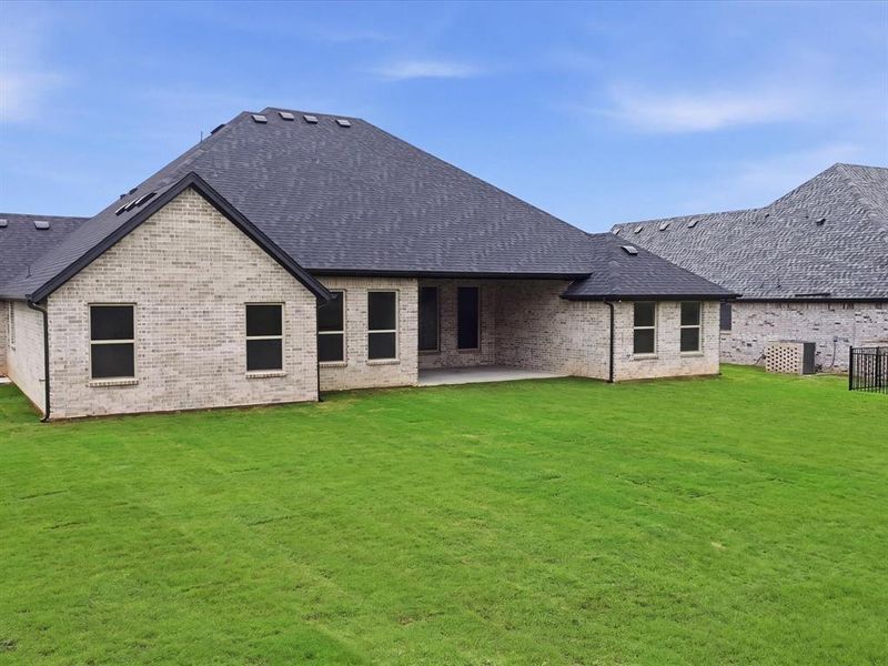 Exterior details and patio area of a home in , Granbury (Image 4).