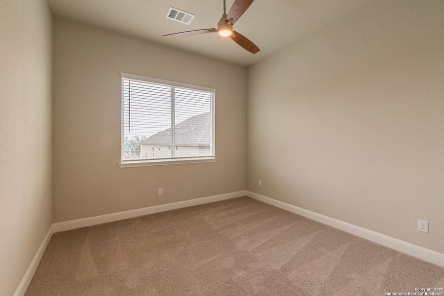 Spacious, unfurnished interior of a new home in Cibolo Crossing, Universal City (Image 23).