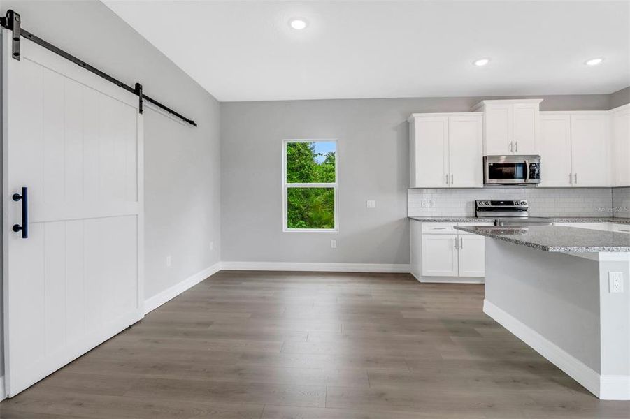 Spacious, unfurnished interior of a new home in , Port Charlotte (Image 14).