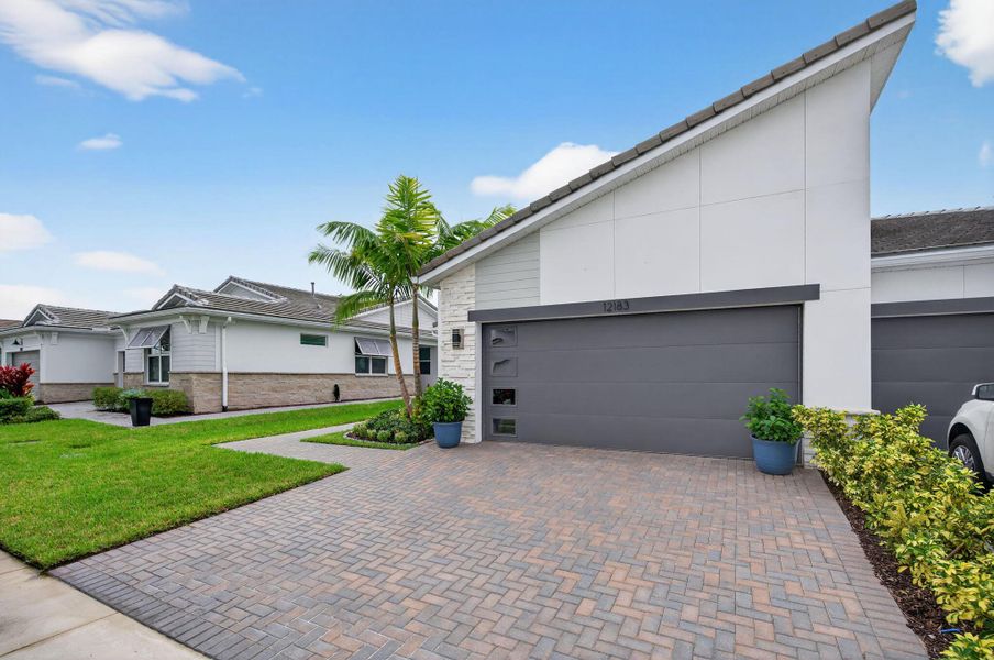 Exterior details and patio area of a home in , Port St. Lucie (Image 22).